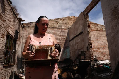 SÃO LEOPOLDO, RS, BRASIL, 12-02-2026: Cleoni Buchebuam, 52 anos, sofreu duas tentativas de feminicídio pelo ex-marido. No último dia 16 de janeiro, enquanto registrava ocorrência na delegacia, teve a casa incendiada pelo ex-companheiro. Ela vinha tentando a separação nos últimos dois anos, sofrendo ameaças e episódios de tortura psicológica. Devido ao incêndio, ela perdeu tudo e tenta, através de uma vaquinha on-line, conseguir auxílio para reconstruir sua casa. Foto: Bruno Todeschini/Agência RBS<!-- NICAID(16223891) -->