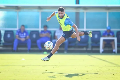 Pepê em treino do Grêmio