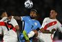 Com Noriega e Rochet em campo, Uruguai goleia o Peru e garante vaga na Copa do Mundo