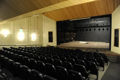 CAXIAS DO SUL, RS, BRASIL, 08/11/2011. Preparativos finais para entrega da reforma do Teatro Municipal Pedro Parenti, localizado na Casa da Cultura Percy Vargas de Abreu e Lima.  (Foto: MAICON DAMASCENO / AGÊNCIA RBS).Local: Caxias do SulFonte: Agencia RBS<!-- NICAID(7659471) -->