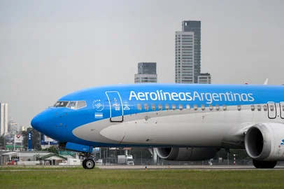 An Aerolineas Argentinas Boeing 737 MAX 8 is seen after landing at Jorge Newbery International Airport in Buenos Aires on December 28, 2023. (Photo by LUIS ROBAYO / AFP)Editoria: FINLocal: Buenos AiresIndexador: LUIS ROBAYOSecao: air transportFonte: AFPFotógrafo: STF<!-- NICAID(16135845) -->