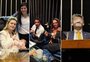 Bebê, correntes e esparadrapos: as táticas da oposição para paralisar Câmara e Senado
