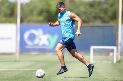 Kannemann participa de treino do Grêmio<!-- NICAID(15995822) -->