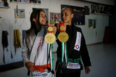Porto Alegre, RS, Brasil, 10-12-2021: As jovens atletas Tifani Kauane Freitas Santos, 13 anos, e Alanis Macedo dos Santos, 14, venceram competição mundial de Jiu-Jitsu nos Emirados Árabes. De origem humilde, elas contataram o DG com o objetivo de conseguir apoio financeiro para participarem de competições. (Foto: Mateus Bruxel / Agência RBS)Indexador: Mateus Bruxel<!-- NICAID(14965107) -->