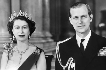Queen Elizabeth II and Prince Philip, Duke of Edinburgh pose in Buckingham Palace in London on January 12, 1954. (Photo by INTERCONTINENTALE / AFP)<!-- NICAID(14952783) -->