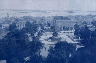 Reprodução / O Malho Praça da Matriz, em Porto Alegre. Foto publicada em 1926.<!-- NICAID(16326037) -->