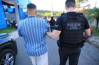 PORTO ALEGRE, RS, BRASIL, 12-02-2026: Operação Punctum Finale. Polícia cumpre 22 mandados de prisão contra facção envolvida em homicídios e que usava comércios para lavagem do dinheiro. Foto: Ronaldo Bernardi/Agência RBS<!-- NICAID(16223672) -->