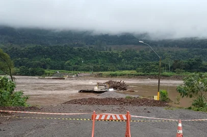 A Ponte da Cooperação, entre Caxias do Sul e Nova Petrópolis, não deve ser liberada mesmo com a baixa do Rio Caí, conforme a Defesa Civil do município da Região das Hortênsias. Estrutura foi danificada por conta da chuva que atingiu a Serra na terça (17) e na quarta (18).<!-- NICAID(16063405) -->