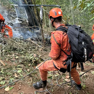 Handout picture released by the Rio de Janeiro Fire Departament showing firefighters working to put out a fire after a helicopter fell, killing four people, at the Tijuca National Park in Rio de Janeiro, Brazil, on August 8, 2026. (Photo by Handout / Rio de Janeiro Fire Department / AFP) / RESTRICTED TO EDITORIAL USE - MANDATORY CREDIT AFP PHOTO / RIO DE JANEIRO FIRE DEPARTMENT - NO MARKETING NO ADVERTISING CAMPAIGNS - DISTRIBUTED AS A SERVICE TO CLIENTS<!-- NICAID(16342928) -->