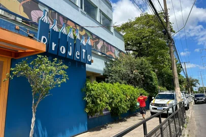 Escola na Avenida Ipiranga, em Porto Alegre, é evacuada após ameaça de bomba. Viaturas da Brigada Militar estão no local para atender a ocorrência.<!-- NICAID(15933460) -->