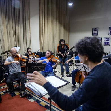 CANOAS, RS, BRASIL - 2023.05.10 - A Orquestra de Câmara da Ulbra se prepara para apresentar um espetáculo inédito: Vivaldi Elétrico. As Quatro Estações - uma das obras mais executadas no mundo inteiro - ganhará solos de guitarra, com Frank Solari, e uma pegada forte das cordas da Orquestra e bateria, com Kiko Freitas. A regência e concepção do espetáculo é de Tiago Flores. (Foto: ANDRÉ ÁVILA/ Agência RBS)Indexador: Andre Avila<!-- NICAID(15425165) -->