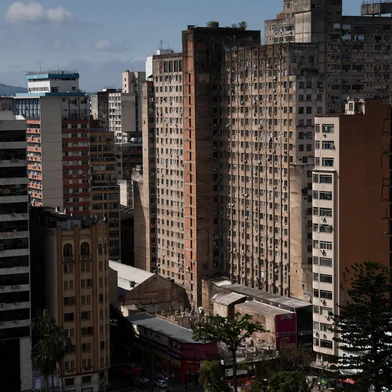 PORTO ALEGRE, RS, BRASIL, 16-09-2025: Acompanhamento para material especial da demolição do prédio Esqueletão. Final da terceira fase da demolição. A demolição do prédio conhecido como Esqueletão, que teve sua obra iniciada na década de 1960, foi estabelecida em fevereiro de 2024 porém só teve inicio em fevereiro de 2025. Operação se aproxima do final ao chegar no térreo. Foto: Jonathan Heckler/Agência RBS.<!-- NICAID(16125354) -->
