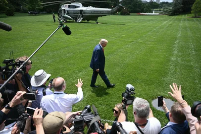 US President Donald Trump returns to the White HouseUS President Donald Trump walks away after speaking with reporters on the South Lawn of the White House in Washington, DC on June 9, 2025, upon returning from Camp David in Maryland. US President Donald Trump congratulated himself on social media on Monday for making a "great decision" to deploy National Guard troops to quell protests in Los Angeles, against the wishes of the California governor and city mayor. (Photo by Brendan SMIALOWSKI / AFP)Editoria: POLLocal: WashingtonIndexador: BRENDAN SMIALOWSKISecao: politics (general)Fonte: AFPFotógrafo: STF<!-- NICAID(16059370) -->
