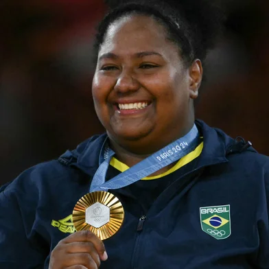 JUDO OLY PARIS 2024 JUDO OLY PARIS 2024 Gold medallist Brazil's Beatriz Souza celebrates on the podium after the judo women's +78kg gold medal bout of the Paris 2024 Olympic Games at the Champ-de-Mars Arena, in Paris on August 2, 2024. (Photo by Luis ROBAYO / AFP)Editoria: SPOLocal: ParisIndexador: LUIS ROBAYOSecao: judoFonte: AFPFotógrafo: STF<!-- NICAID(15830927) -->