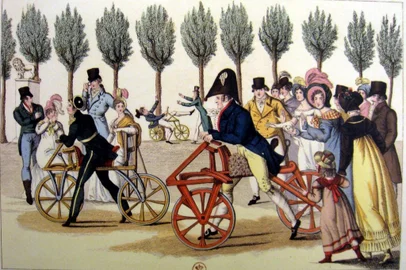 Apresentação da draisiana no Jardim de Luxemburgo, em Paris, em 1818. Drais não estava presente. Esta apresentação ocorreu em fevereiro de 1818, Drais estava participando de um evento em Baden. Ele só vai a Paris, pilotando o velocípede, em outubro de 1818.<!-- NICAID(15355248) -->