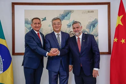 ministro da Integração e do Desenvolvimento Regional (MIDR), Waldez Góes, embaixador da China no Brasil, Zhu Qingqiao, e deputado Paulo Pimenta<!-- NICAID(16095471) -->