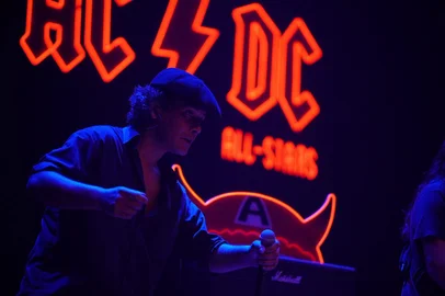 Inspirada em show apoteótico de Buenos Aires, banda tributo ao AC/DC se apresenta em Caxias do Sul no feriado. Ainda há ingressos à venda para o espetáculo, previsto para iniciar às 20h de terça-feira, no UCS Teatro.<!-- NICAID(16269160) -->
