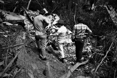 Dois aviões Navajo, transportando autoridades e empresários, ambos com destino à cidadecatarinense de Concórdia, caíram dia 23/09/1981. Os irmãos Félix e Fábio Araújo Santos, cada um em uma aeronave, iriam inaugurar uma filial da firma J.H.Santos.-No avião que seguia de Porto Alegre, morreram o secretário da Indústria e Comércio do Rio Grande do Sul, Antônio Carlos Berta, o presidente da Federação das Associações Comerciais do Estado e do Grupo J.H. Santos, Fábio Araújo Santos (irmão de Félix Araújo Santos) , o  diretor superintendente da MPM-Propaganda, Adão Juvenal de Souza, o piloto proprietár1o da empresa de táxi aéreo, Ercílio Caleffi e a co-piloto Marilda Zaiden de Mesquita.-No avião procedente de Florianópolis, praticamente ao mesmo tempo, na localidade de Serra do Gramadinho, município de Chapecó, ocorria tragédia semelhante com o avião da Camboriu Táxi-Aéreo. Estavam na aeronave o secretário da Indústria e Comércio de Santa Catarina, Hans Dieter Schmidt, Lédio Martms, presidente da Associação de Comércio e Indústria de Santa Catarina, o empresário Félix Araújo Santos (irmão de Fábio Araújo Santos), o comandante da aeronave,Kell e o co-piloto Rubens. -#ENVELOPE: 153192<!-- NICAID(15972440) -->