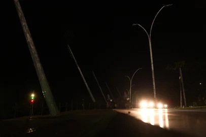 Porto Alegre, RS, Brasil, 14/04/2025 - Parte do trecho 1 da orla do Guaíba está sem iluminação. - Foto: Jonathan Heckler/Agência RBS<!-- NICAID(16017210) -->