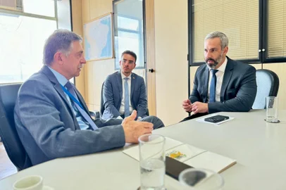 Prefeito de Caxias do Sul, Adiló Didomenico, em reunião no DNIT em Brasília, sobre viaduto e duplicação da BR-116. Na foto, Fabrício Galvão, diretor geral (D) e Fellippe Morais (C), assessor do DNIT de assuntos parlamentares.<!-- NICAID(15912544) -->