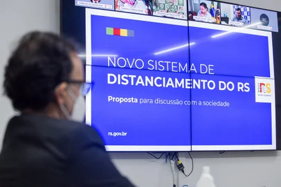 PORTO ALEGRE, RS, BRASIL, 04/05/2021 - Com o objetivo de seguir o diÃ¡logo sobre o novo sistema de distanciamento, o governador Eduardo Leite e integrantes do Gabinete do Crise se reuniram virtualmente, nesta terÃ§a-feira (4/5), com deputados e prefeitos que representam as associaÃ§Ãµes regionais da FederaÃ§Ã£o das AssociaÃ§Ãµes de MunicÃ­pios do Rio Grande do Sul (Famurs). Fotos: Felipe Dalla Valle / PalÃ¡cio PiratiniIndexador: Felipe Dalla Valle<!-- NICAID(14776433) -->