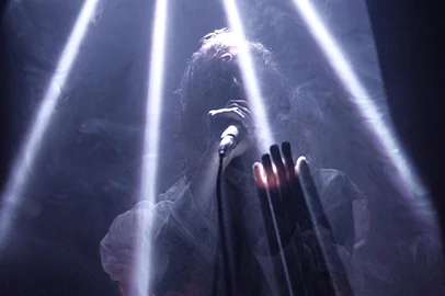 No dia 25 de setembro (quinta-feira), a fotógrafa Vitória Proença inaugura na Rádio Agulha a exposição Ponto Fantasia. A mostra, composta por 32 imagens, entrelaça a história da cena musical independente de Porto Alegre.Luiza Lian<!-- NICAID(16129460) -->