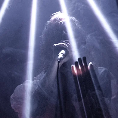 No dia 25 de setembro (quinta-feira), a fotógrafa Vitória Proença inaugura na Rádio Agulha a exposição Ponto Fantasia. A mostra, composta por 32 imagens, entrelaça a história da cena musical independente de Porto Alegre.Luiza Lian<!-- NICAID(16129460) -->