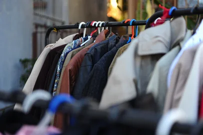 CAXIAS DO SUL, RS, BRASIL, 19/03/2023. Brechós com causa: venda de roupas e demais produtos garantem verbas para entidades que se doam ao próximo em Caxias do Sul Doações são destinadas a Ongs que ajudam pessoas em vulnerabilidade social, animais, dependentes químicos e demais entidades. O Brechó Desapego e Cidadania é promovido pelo comitê da ONG Ação da Cidadania de Caxias. Uma das voluntárias da entidade é Ruth Ordovás. (Bruno Todeschini/Agência RBS)Indexador: BTK<!-- NICAID(15406871) -->