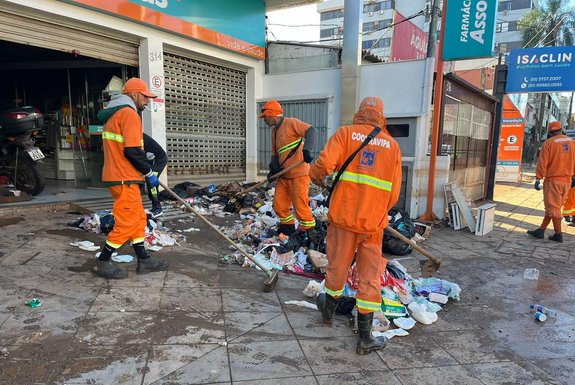 Enchente recua no bairro Menino Deus em Porto Alegre e revela lixo e sujeira pelas ruas. Na foto, lixo na José de Alencar<!-- NICAID(15764393) -->