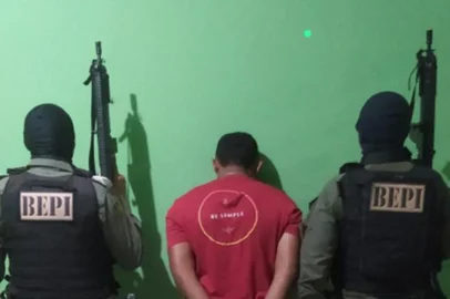 A Secretaria Estadual de Segurança Pública, através das ações integradas entre as Polícias Civil e Militar, realizaram a prisão na noite da última segunda-feira (24), uma pessoa identificada apenas como L.B.F, acusado de participação nos assassinatos ocorridos na cidade de Baixa Grande do Ribeiro, na região Sul do estado. <!-- NICAID(15412142) -->
