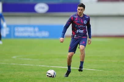 Porthus Junior / Agencia RBS CAXIAS DO SUL, RS, BRASIL, 16/07/2025. Caxias realiza treinamento no Estádio Centenário na preparação para enfrentar o Náutico pela 13ª rodada da Série C do Campeonato Brasileiro. Na foto, volante Mantuan. (Porthus Junior/Agência RBS)Indexador: BTK<!-- NICAID(16081841) -->