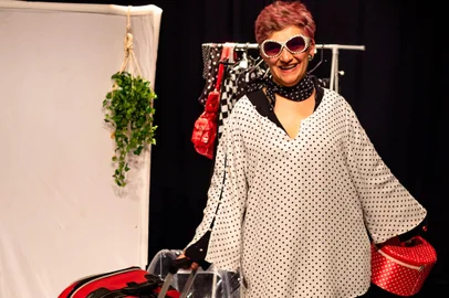 No próximo fim de semana ( 20 e 21 ) teremos a estreia do espetáculo Bernardete50+, monólogo com a Zica Stockmans. A personagem da peça Memórias de Uma Solteirona volta para o palco, agora em uma nova etapa da sua vida.As sessões fazem parte da programação do projeto Teatro Para Todos – 7ª edição, que tem como objetivo promover temporadas de teatro na cidade. Além das sessões a atriz irá ministrar de forma gratuita no dia 20 (das 9h às 12h) a oficina O Cômico no Cotidiano .<!-- NICAID(15431081) -->