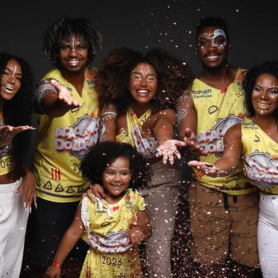 Um dos itens indispensáveis no Bloco do Luizinho é o abadá.As civilizações africanas têm uma visão holística e simbólica da vida, onde cada indivíduo é parte de um todo, ligados, todos em função do cosmos em uma eterna busca pela harmonia e de equilíbrio. O abadá representa essa união do antigo e do novo, dos povos do passado e do presente.<!-- NICAID(15350470) -->
