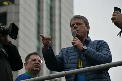 Sao Paulo's governor Tarcisio de Freitas speaks during a demonstration in support of Brazil's former president (2019-2022) Jair Bolsonaro, on trial for his alleged role in an attempted coup, in Sao Paulo, Brazil on September 7, 2025. Bolsonaro will test his political strength with demonstrations in the country's main cities, days before the Supreme Court deliver its verdict. The far-right leader, also a former army captain, risks up to 43 years in prison if convicted of attempting to cling to power after losing 2022 elections to his leftist rival Luiz Inacio Lula da Silva. (Photo by NELSON ALMEIDA / AFP)Editoria: CLJLocal: Sao PauloIndexador: NELSON ALMEIDASecao: trialsFonte: AFPFotógrafo: STF<!-- NICAID(16119255) -->