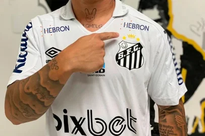 *A PEDIDO DE NIKOLAS MONDADORI* Nova camisa do Santos em homenagem a Pelé - Foto: Santos FC @santosfc/Instagram/Reprodução<!-- NICAID(15306579) -->