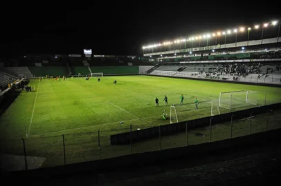 CAXIAS DO SUL, RS, BRASIL, 13/04/2023. Treino do Juventude no estádio Alfredo Jaconi, com a presença de torcedores. O Ju se prepara para a estreia na série B do Campeonato Brasileiro. Na foto, imagens do estádio e do gramado. O Grêmio irá fazer o seu retorno à série A no Jaconi no próximo domingo (16/04).  (Porthus Junior/Agência RBS)Indexador:                                 <!-- NICAID(15402117) -->