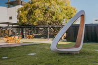Banco Vela, do designer Bruno de Lazzari, foi doado ao acervo do Museu de Arte Contemporânea do RS (MACRS) como um legado da Design Week POA 2026.<!-- NICAID(16284152) -->