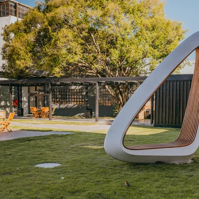 Banco Vela, do designer Bruno de Lazzari, foi doado ao acervo do Museu de Arte Contemporânea do RS (MACRS) como um legado da Design Week POA 2026.<!-- NICAID(16284152) -->