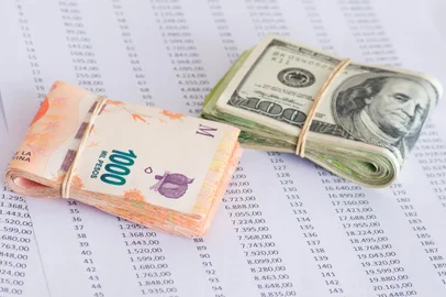 Nota de dólares e pesos argentinos - Foto: Pablo Echazarreta/stock.adobe.comFonte: 506531653<!-- NICAID(15565648) -->