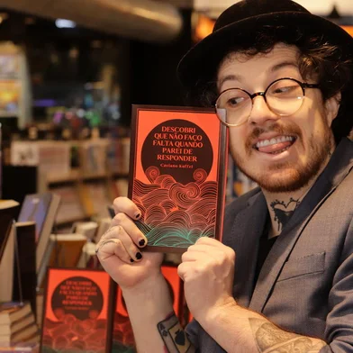 Humorista e escritor caxiense Caciano Kuffel posa com seu novo livro, "Descobri que não faço falta quando parei de responder".<!-- NICAID(15183868) -->