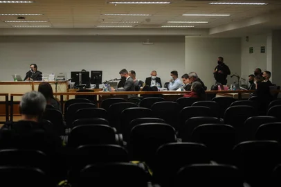 CAXIAS DO SUL, RS, BRASIL (07/10/2021)Júri sobre o assassinato de Jurandir Trein de Moura, 35 anos, em 2017, prossegue pelo segundo dia. Os réus são a irmã da vítima, Juliana Trein de Moura, 34, o companheiro dela, Andrei dos Santos Fischborn, 26, e Lucas Porto, 28, que é amigo do cunhado da vítima. Juliana está foragida da Justiça. (Antonio Valiente/Agência RBS)<!-- NICAID(14908797) -->