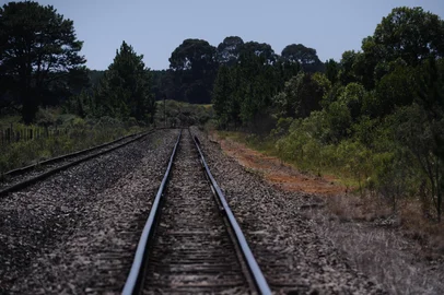VACARIA, RS, BRASIL (06/03/2020)Grupo de Trekking Forastrilho, de Vacaria, faz caminhadas por ferrovias abandonadas da Serra gaúcha e de Santa Catarina. Eles contam à reportagem um pouco sobre o espírito do grupo e também sobre alguns dos lugares que já visitaram, como a antiga estação Capitão Ritter, no interior de Vacaria. Eles são João Carlos Moreira (cabeludo alto), Gleidson Dondoni (cabeludo baixo) e Anderson Pereira. (Antonio Valiente/Agência RBS)<!-- NICAID(14443134) -->