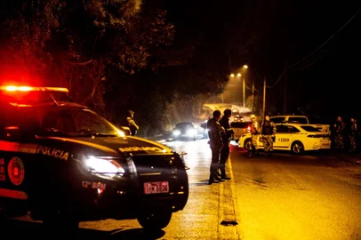 Com objetivo de combater os indicadores de homicídios em Caxias do Sul, mais uma operação integrada entre órgãos de segurança ocorreu nesta segunda-feira (20/6).A Brigada Militar, através do 12° BPM e 4° BPChq, com apoio da Fiscalização de Trânsito, realizou ações de barreiras e patrulhas à pé e motorizadas em áreas com maior incidência deste crime. <!-- NICAID(15128633) -->