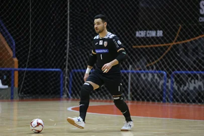 No próximo sábado (29), a ACBF volta a enfrentar a SER Santiago, em Carlos Barbosa, no Centro de Eventos Sérgio Luiz Guerra, a partir das 17h. A ACBF joga pelo empate para ser campeã. Na foto, goleiro Ângelo.<!-- NICAID(16176460) -->