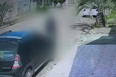 VÍDEO: homem é preso após descumprir medida protetiva e atropelar ex-companheira em Arroio Grande, diz polícia<!-- NICAID(15854239) -->