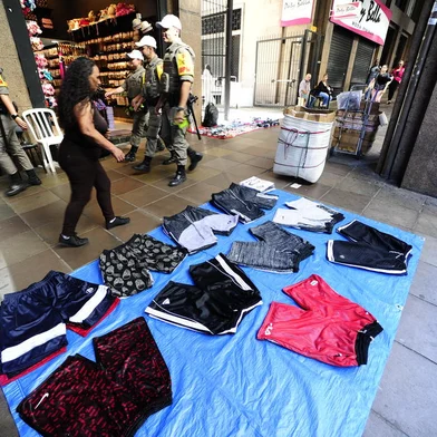 PORTO ALEGRE, RS, BRASIL, 06/12/2019- Aumento da circulação de ambulantes no Centro de POA. (FOTOGRAFO: RONALDO BERNARDI / AGENCIA RBS)<!-- NICAID(14350110) -->