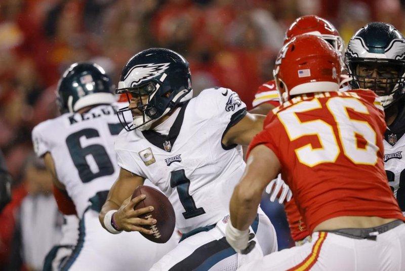 KANSAS CITY, MISSOURI - NOVEMBER 20: Jalen Hurts #1 of the Philadelphia Eagles scrambles with the ball against the Kansas City Chiefs in the first half at GEHA Field at Arrowhead Stadium on November 20, 2023 in Kansas City, Missouri.   David Eulitt/Getty Images/AFP (Photo by David Eulitt / GETTY IMAGES NORTH AMERICA / Getty Images via AFP)<!-- NICAID(15603892) -->