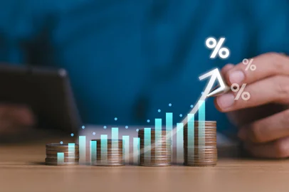 Bank raises rates. Interest rate and dividend concept, high investors seek returns. Mutual funds boost dividends. Calculating income and return on investment in percentage. Pension growth emphasized.Conceito de economia, juros - Foto: Suriya/stock.adobe.comFonte: 733630499<!-- NICAID(15824194) -->