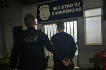 Homem é preso após jogar querosene na companheira enquanto ela dormia<!-- NICAID(16303895) -->
