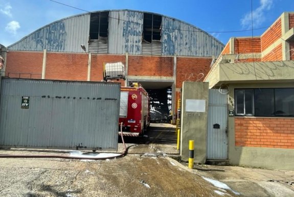 Depósito que pegou fogo ainda sofre com rescaldos dois dias após incêndio <!-- NICAID(15620384) -->